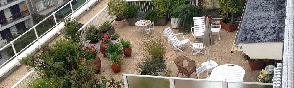 Réfection d'une étanchéité et d'une isolation thermique pour ce toit terrasse avec espace privatif et technique. Compris pose des gardes corps et séparatif verrier