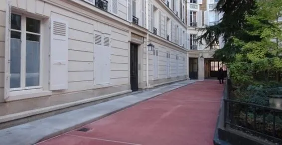 Réalisation d'une étanchéité bitumineuse avec protection lourde en béton teinté rouge et trottoir en béton désactivé. Cette protection à été choisi par la copropriété afin de traiter les défaut d'étanchéité et de pente de la cour intérieure de l'immeuble dans une copropriété à Paris 7