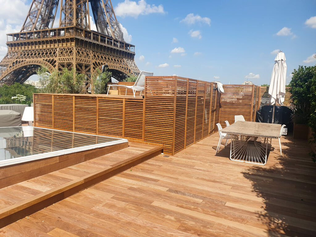 Réfection d'une toiture terrasse accessible finition lames bois vue sur tour Eiffel à Paris